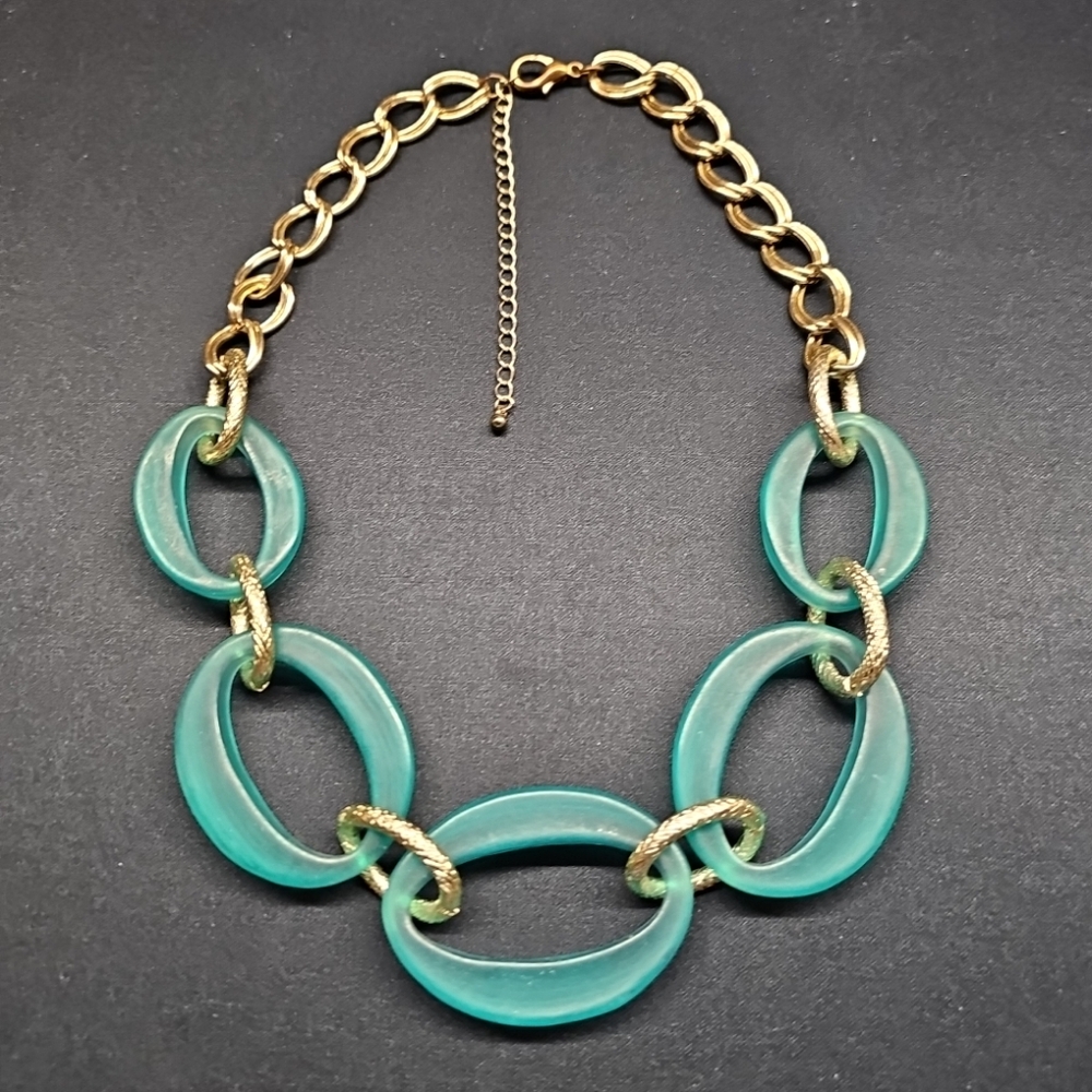 Elegant Gold and Green Necklace